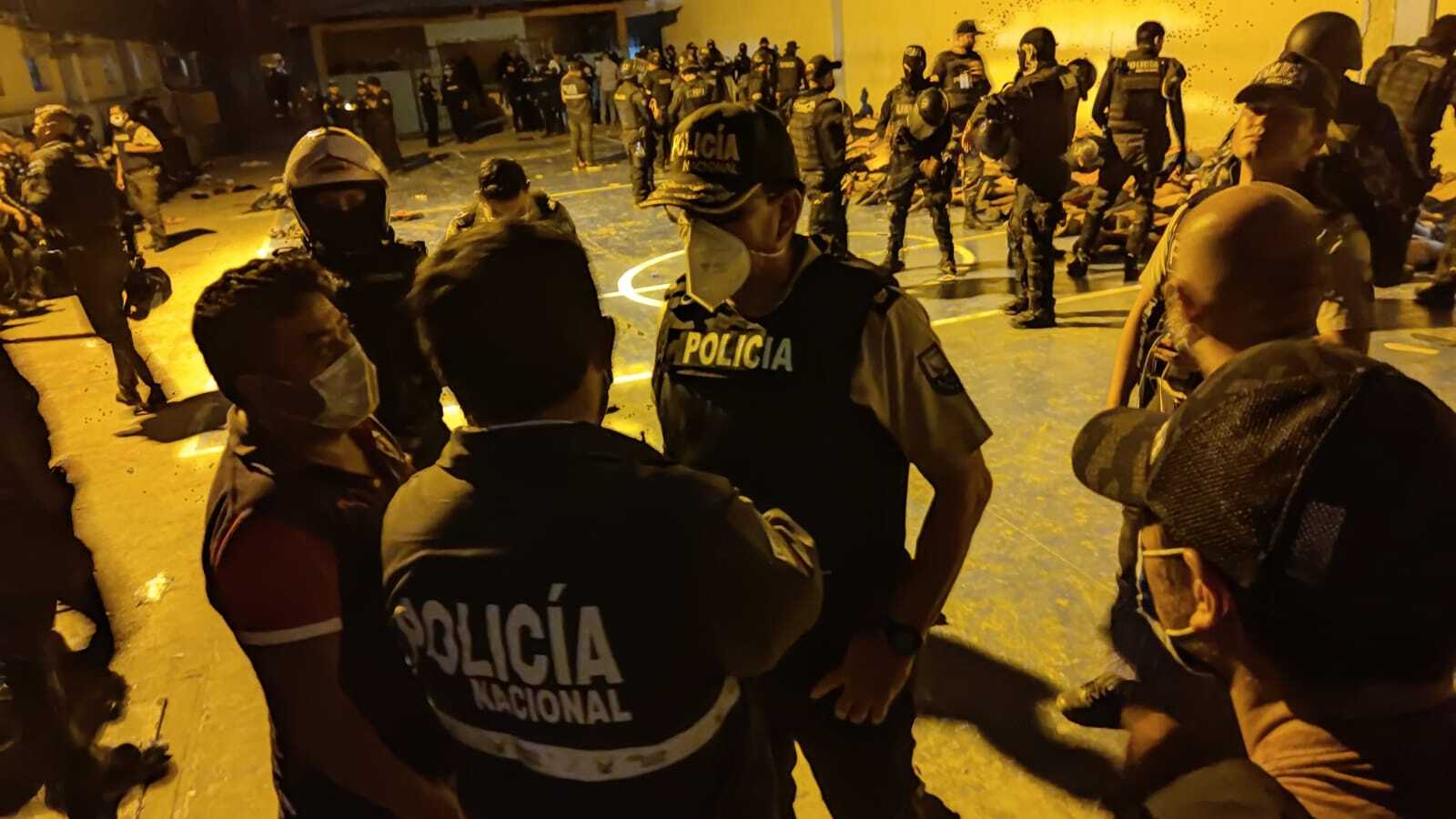 Nach dem Bandenkrieg: Polizisten in einem Gefängnis in Ecuador.
