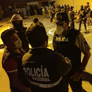 Nach dem Bandenkrieg: Polizisten in einem Gefängnis in Ecuador.
