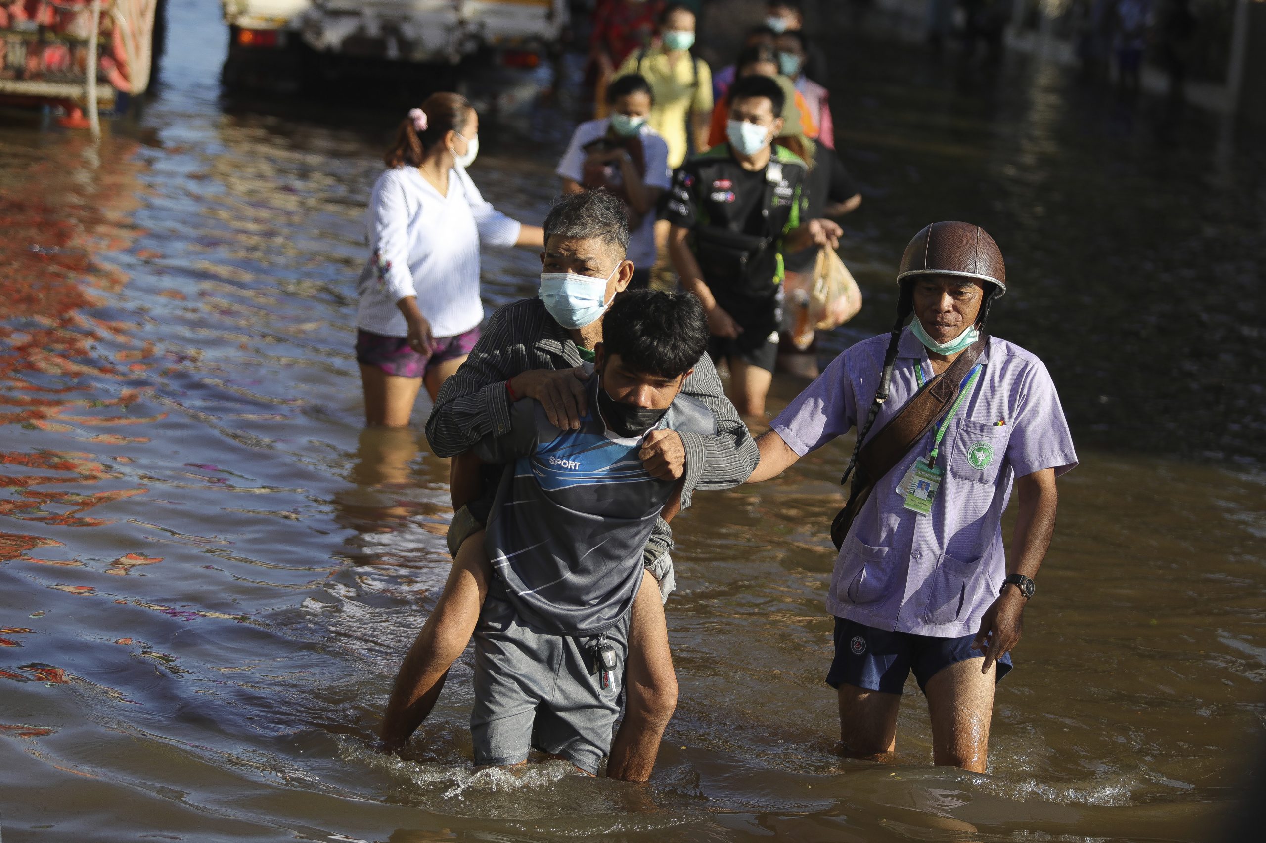 Überschwemmungen in Thailand: Anwohner waten durch Hochwasser in der Provinz Chaiyaphum nordöstlich von Bangkok.