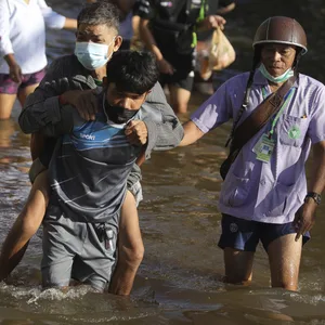 Überschwemmungen in Thailand: Anwohner waten durch Hochwasser in der Provinz Chaiyaphum nordöstlich von Bangkok.