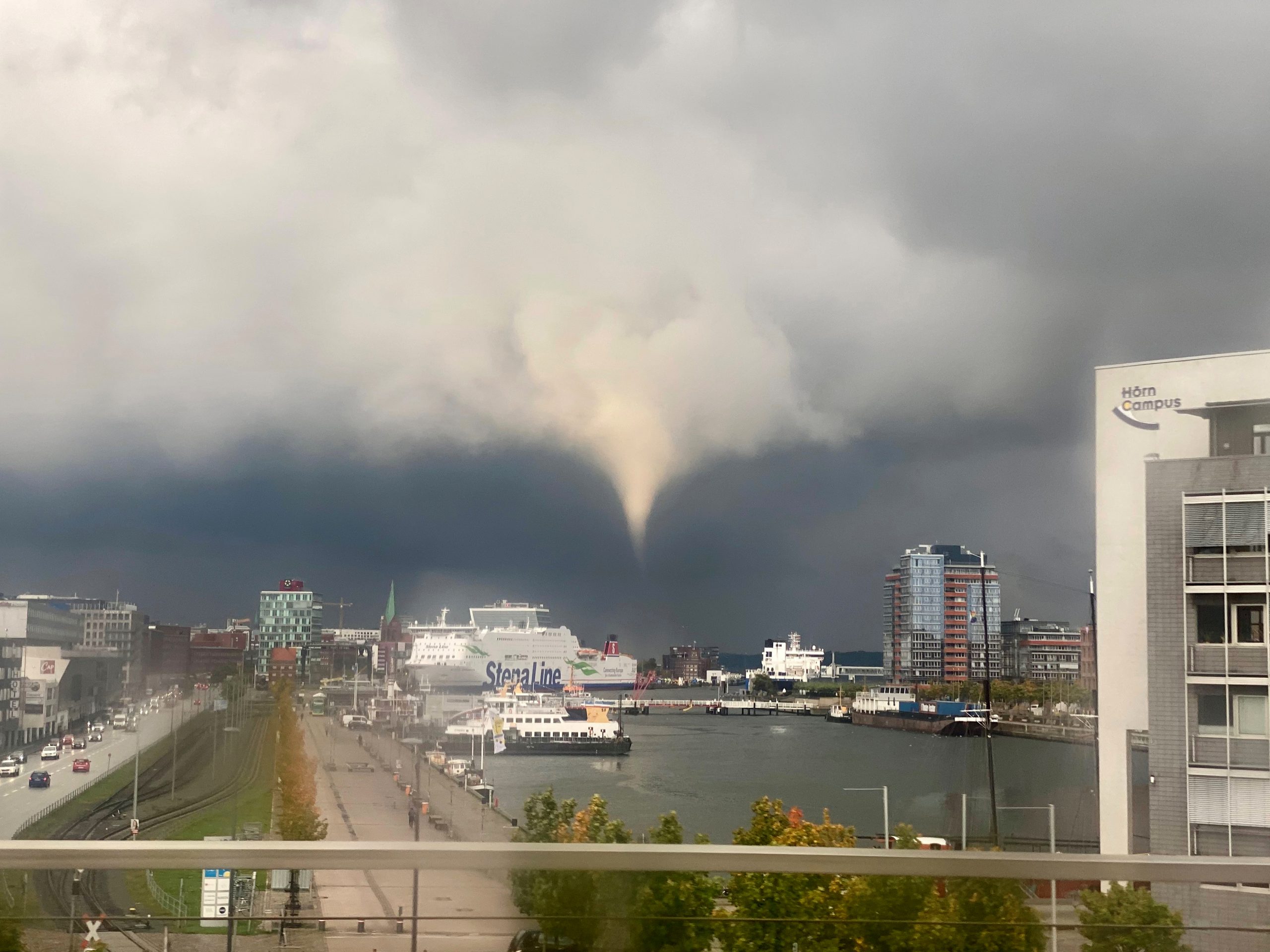 Ein Tornado ist in Wassernähe in Kiel zu sehen