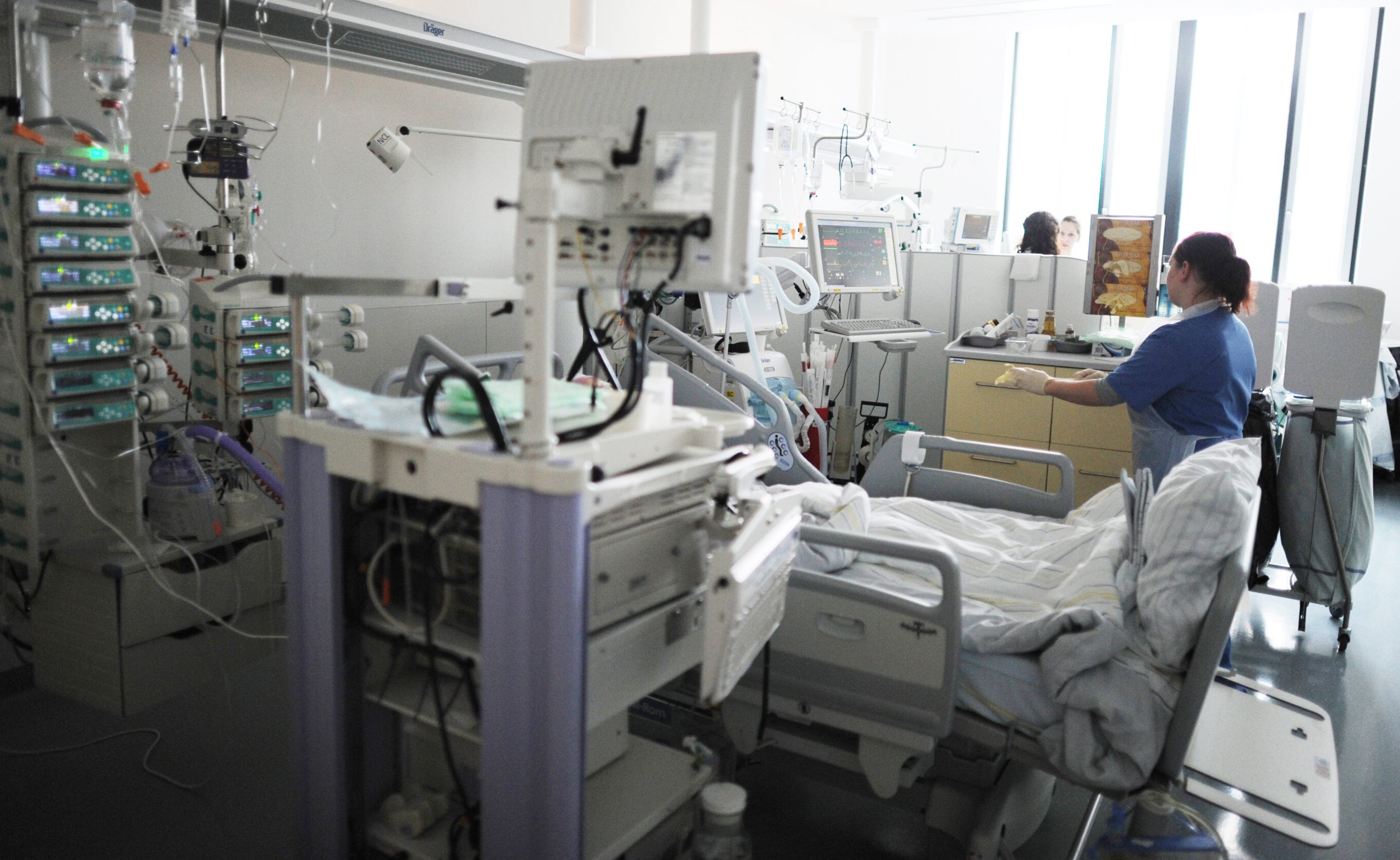 Eine Intensivschwester kümmert sich am 06.12.2012 in Hamburg auf der Intensivstation des Universitätsklinikum Hamburg-Eppendorf (UKE) um einen Patienten.