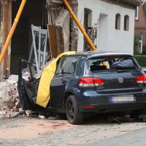 Ein Feuerwehrmann an der Einsatzstelle bei Hamburg.
