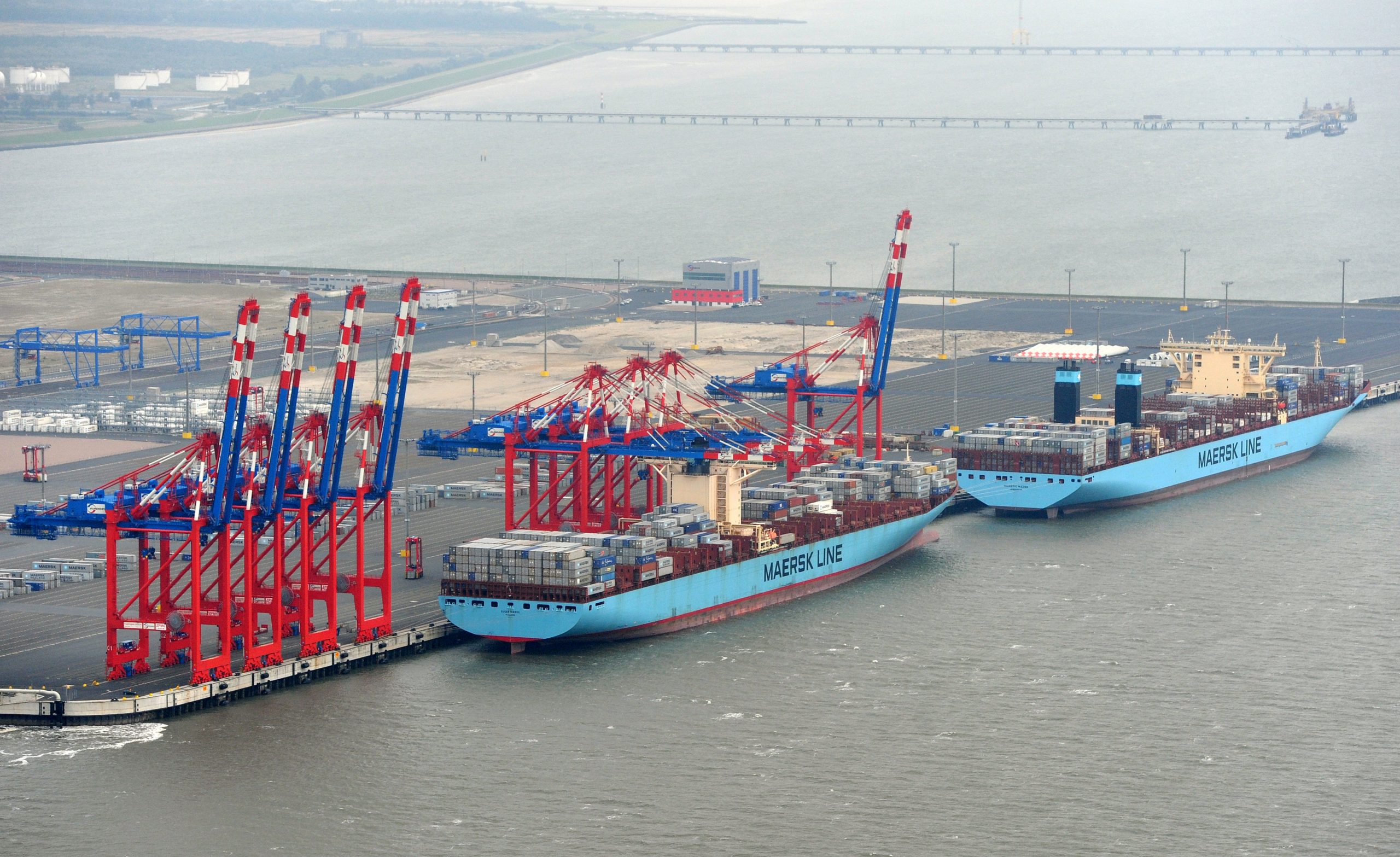 Containerschiffe im Wilhelmshavener Hafen