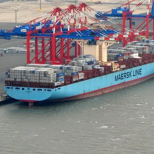 Containerschiffe im Wilhelmshavener Hafen