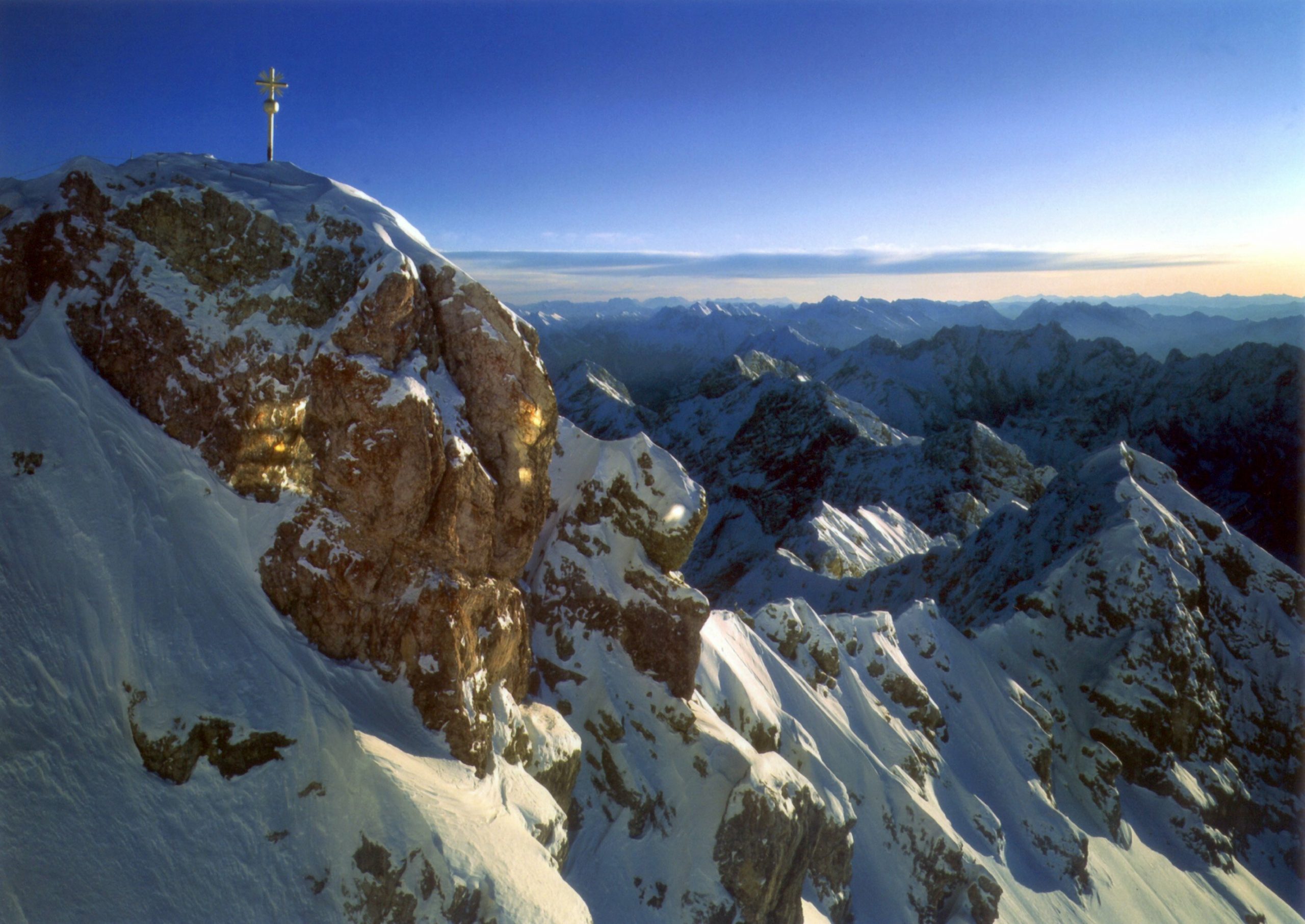 Blick auf die Zugspitze mit dem Gipfelkreuz