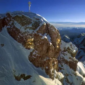 Blick auf die Zugspitze mit dem Gipfelkreuz