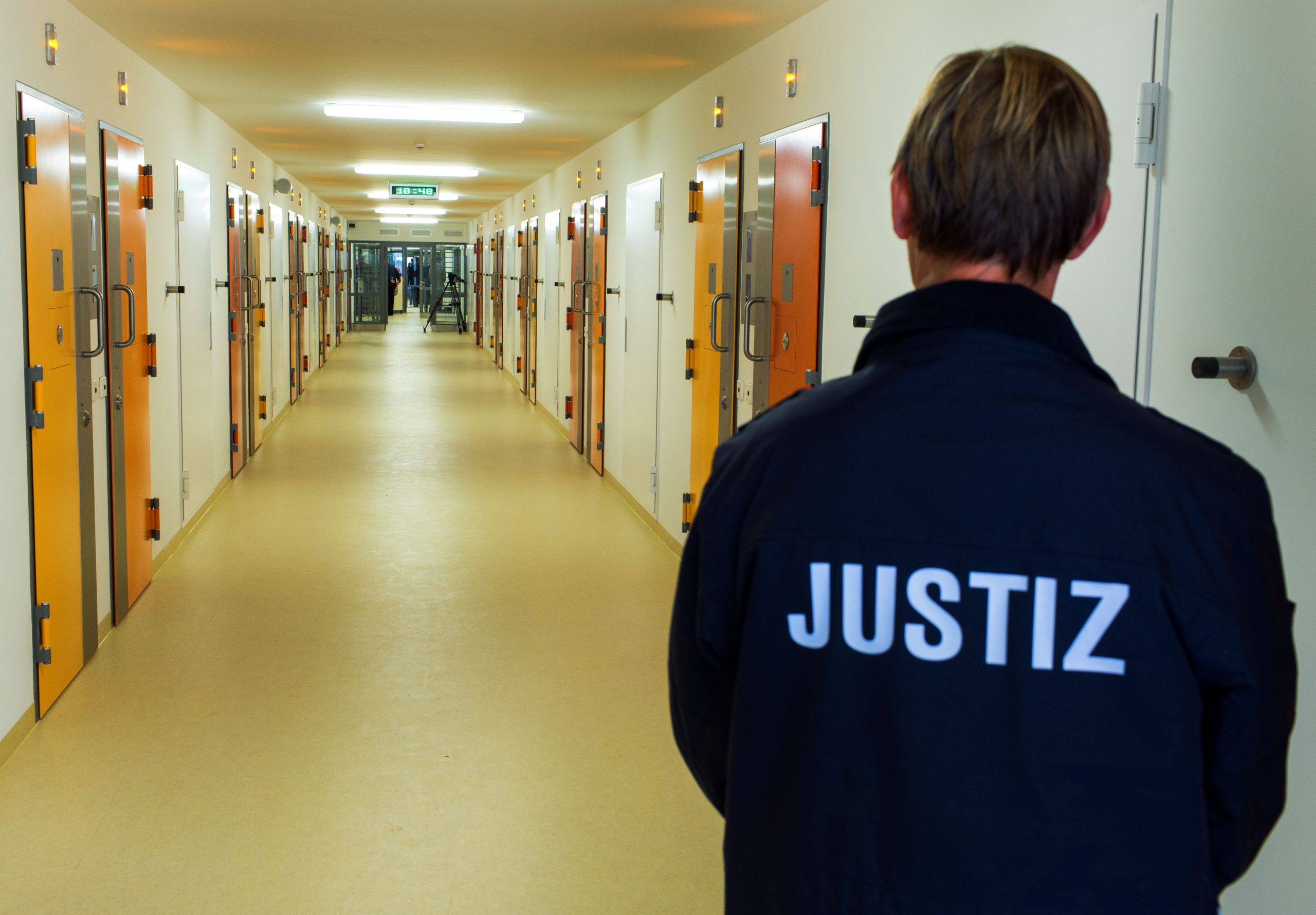Bei Durchsuchungen in niedersächsischen Gefängnissen haben Beamte Drogen, Waffen und Handys gefunden.