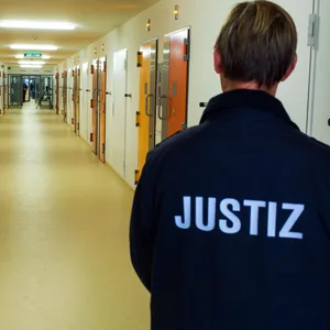 Bei Durchsuchungen in niedersächsischen Gefängnissen haben Beamte Drogen, Waffen und Handys gefunden.