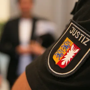 Justizbeamte warten in Kiel (Schleswig-Holstein) im Landgericht. (Archivfoto)