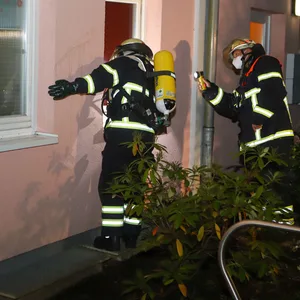 Feuerwehrleute an der Einsatzstelle in Hamburg.