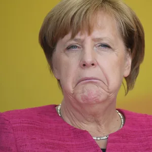 Angela Merkel verzieht den Mund