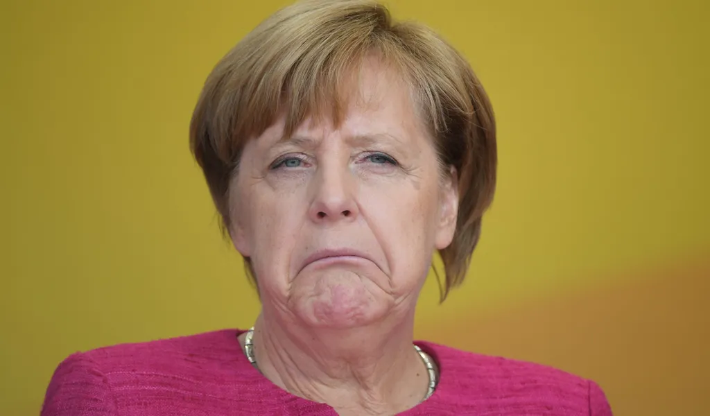 Angela Merkel verzieht den Mund
