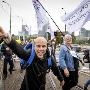 Gegner des Corona-Passes demonstrieren in Den Haag.