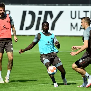 Verheiratet ist er schon, jetzt ist Afeez Aremu auch auf dem Weg zum Stammspieler bei St. Pauli.