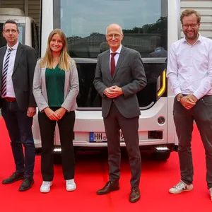 Dr. Andree Hohm (Continental), Ulf von Krenski (Bezirksamt Bergedorf), Sarah Kern (EasyMile), Peter Tschentscher (Bürgermeister), Anjes Tjarks (Senator für Verkehr) und Toralf Müller (Geschäftsführer VHH, v.l.n.r.) stehen vor einem „emoin“-Kleinbus.