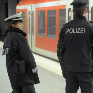 Bundespolizisten fanden den stark Alkoholisierten auf dem Bahnsteig. (Symbolfoto)