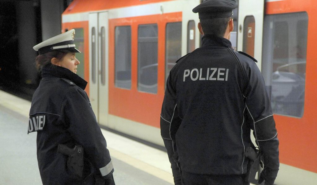 Bundespolizisten fanden den stark Alkoholisierten auf dem Bahnsteig. (Symbolfoto)