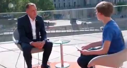 Tino Chrupalla mit dem ZDF-Kinderreporter.