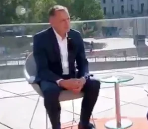 Tino Chrupalla mit dem ZDF-Kinderreporter.