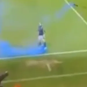 Leigh Griffiths kickt das Bengalo zurück auf die Tribüne.