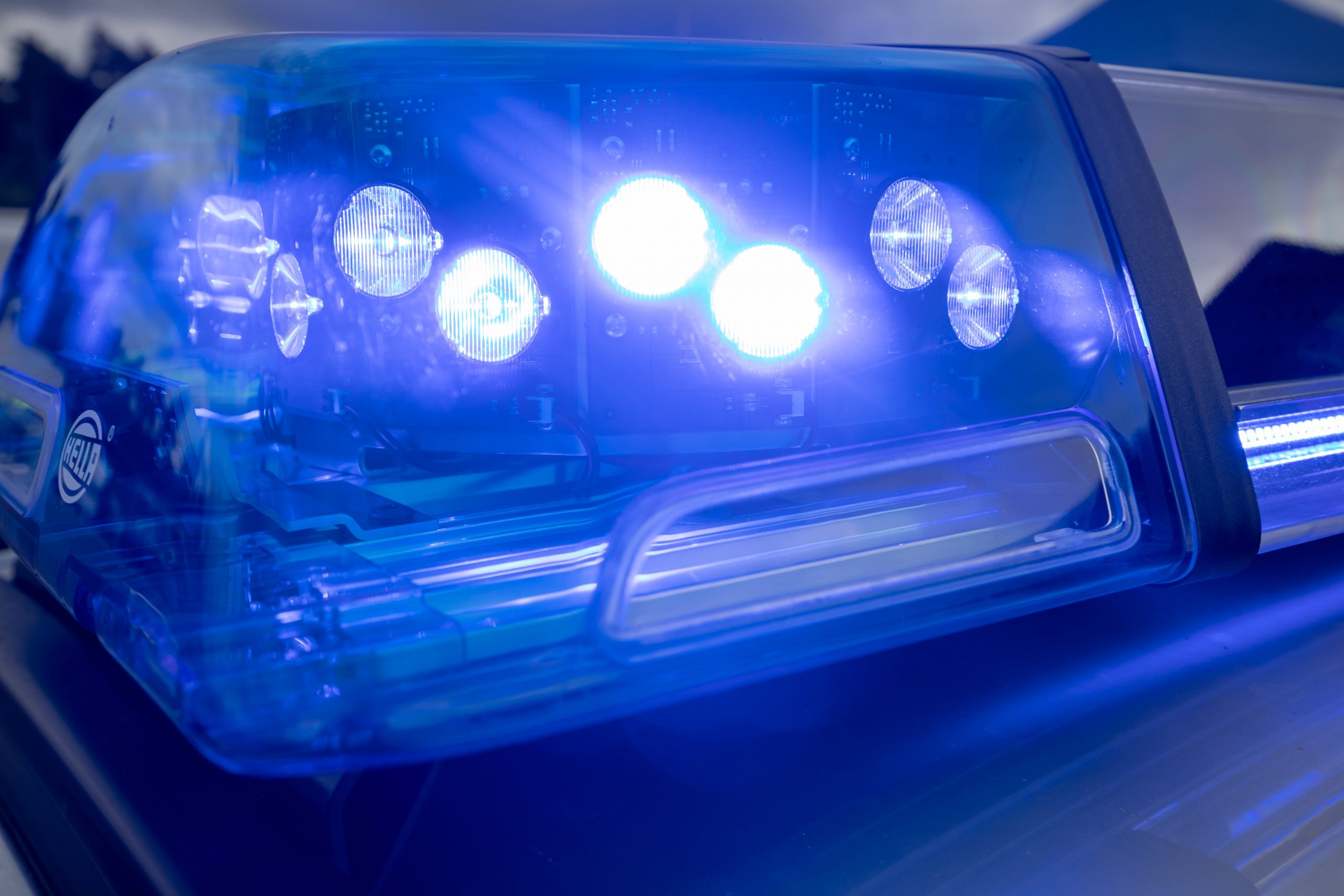 Ein Blaulicht auf dem Dach eines Polizeifahrzeugs