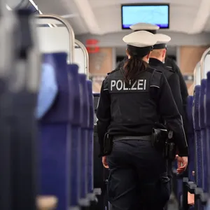 Bundespolizei im Zug.