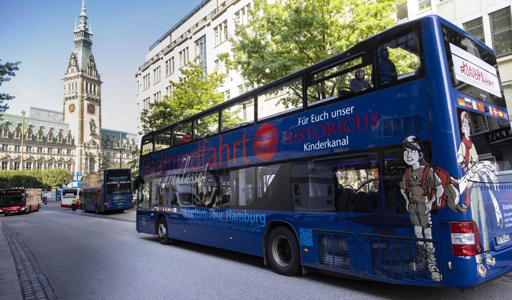 Historicus-Bus fährt auf das Hamburger Rathaus zu.