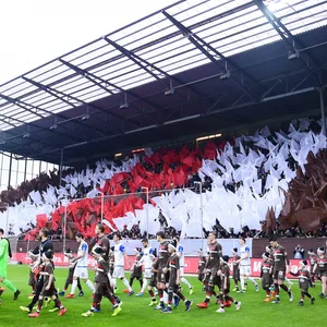 Lang, lang ist's her: St. Paulis Spieler laufen im Dezember 2018 gegen Magdeburg vor einer vollen Südtribüne ein.