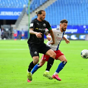Im Juni 2020 gewann Dennis Diekmeier (l., gegen Tim Leibold) bei seinem Ex-Klub mit 5:1.