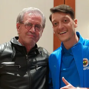 Fußballprofi Mesut Özil posiert mit Jürgen Todenhöfer auf Twitter.