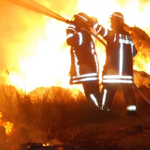 Feuerwehrleute löschen Flammen