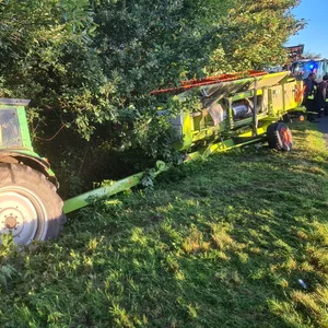 Unter dem tonnenschweren Anhänger dieses Treckers wurde die Frau eingeklemmt und schwer verletzt.