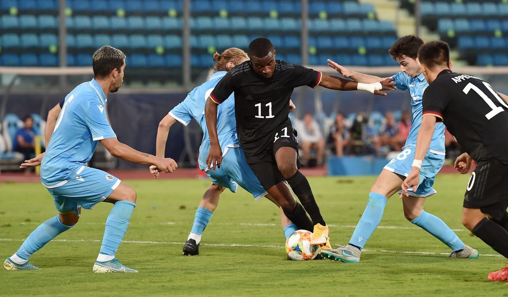Der 16-Jährige Youssoufa Moukoko setzt sich bei der U21 gegen die Gegenspieler durch