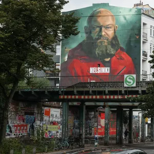 Ein Fernseh-Gangster in XXL: Dieses Graffito der Figur Helsinki aus „Haus des Geldes“ ziert eine Hauswand im Hamburger Schanzenviertel.