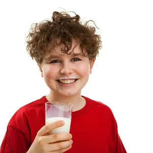 Lachender Junge trinkt Milch