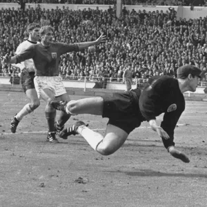 Roger Hunt (2.v.l.) jubelt über das Wembley-Tor.