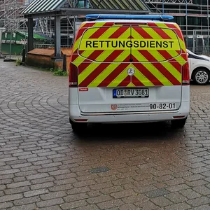 Polizei und ein Notarzt an der Einsatzstelle.