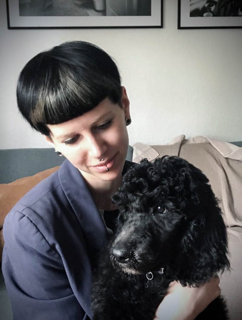 Nathalie Kuklis (29) zusammen mit ihrem Hund Stitch – er könnte einmal ein Assistenzhund werden.