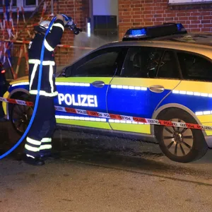 Feuerwehr säubert Polizeiwagen