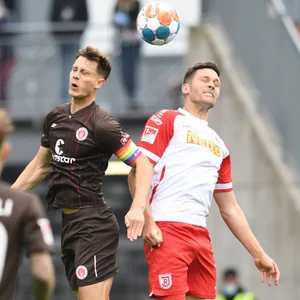 James Lawrence (l.) im Kopfballduell mit Regensburgs Andreas Albers