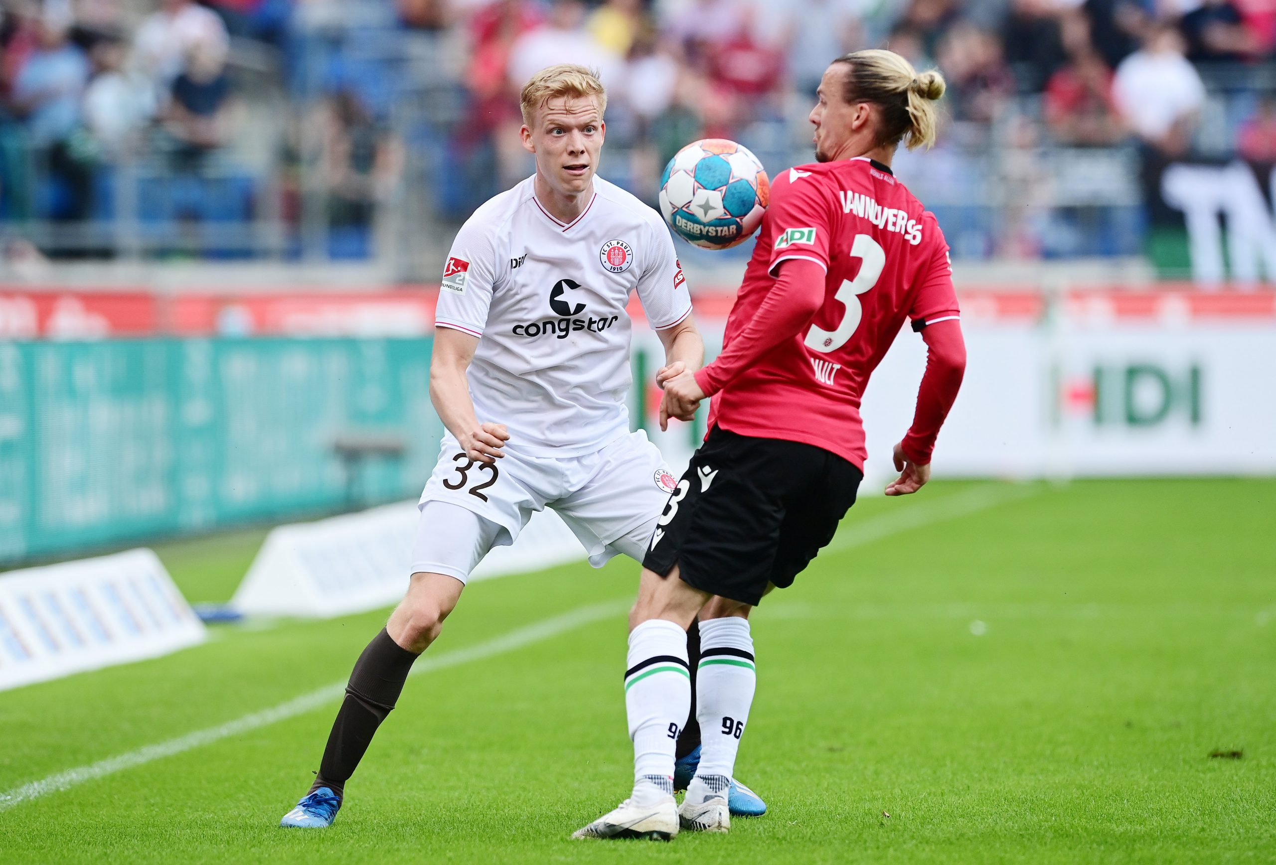 Jannes Wieckhoff (l.) gegen Hannovers Niklas Hult