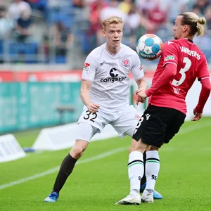 Jannes Wieckhoff (l.) gegen Hannovers Niklas Hult