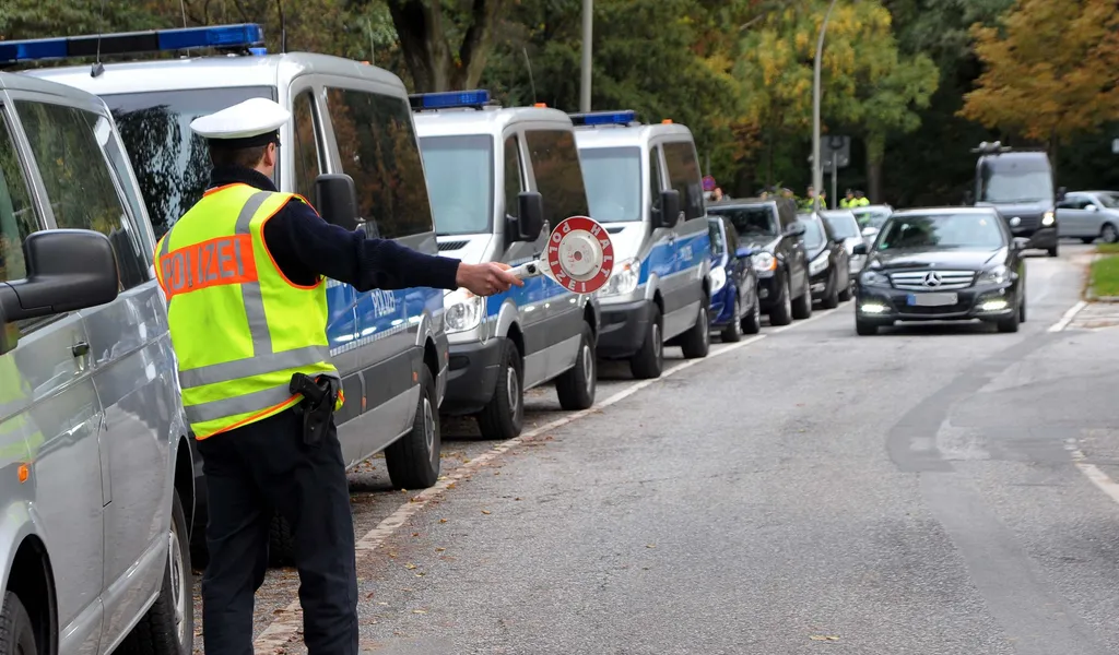 151 Polizisten führten am Dienstag in Hamburg Verkehrskontrollen durch. (Symbolfoto)