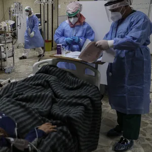 Mediziner versorgen auf der Intensivstation eines syrischen Krankenhauses einen Corona-Patienten.