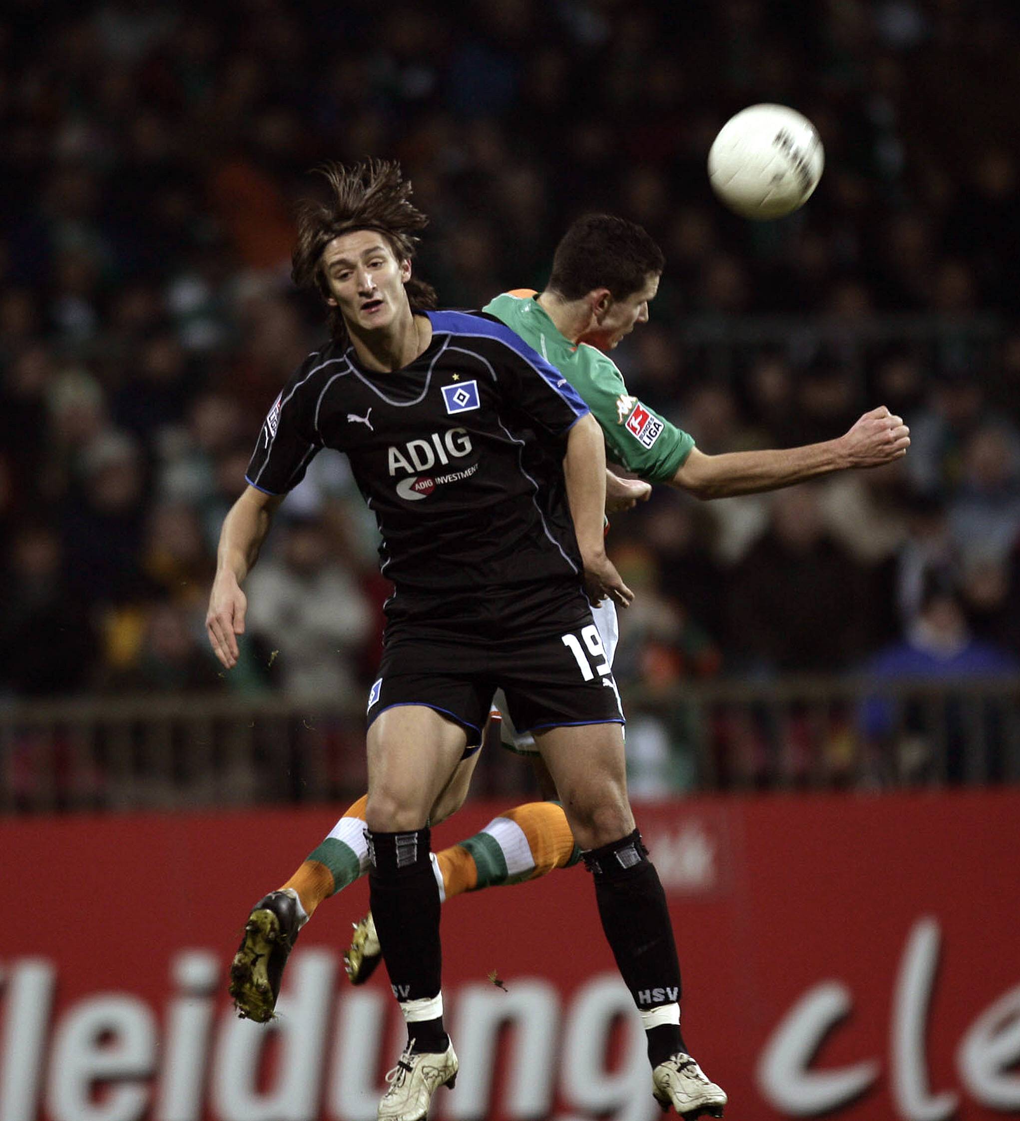 Im Dezember 2005 erzielte Mustafa Kucukovic (l., gegen Leon Andreasen) für den HSV ein Derby-Tor in Bremen.