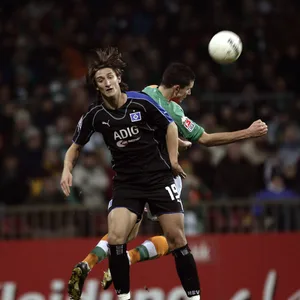 Im Dezember 2005 erzielte Mustafa Kucukovic (l., gegen Leon Andreasen) für den HSV ein Derby-Tor in Bremen.