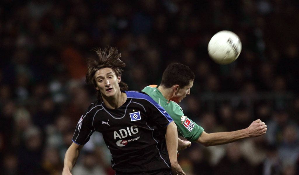 Im Dezember 2005 erzielte Mustafa Kucukovic (l., gegen Leon Andreasen) für den HSV ein Derby-Tor in Bremen.