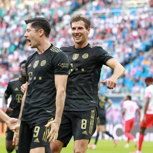 Leon Goretzka (r.) freut sich mit Lucas Hernandez und Robert Lewandowski.