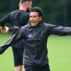Ricardo Moniz gibt den HSV-Talenten beim Training die Richtung vor.